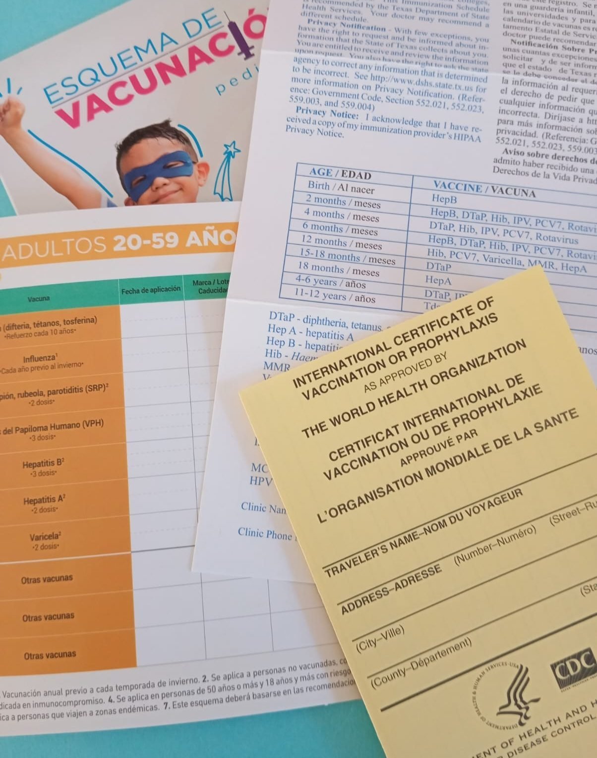 Cartillas de vacunación mexicana y estadounidense y certificado internacional de vacunación